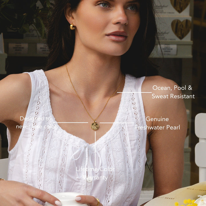 Moderne Damenhalskette Gold, ein Medaillon-Anhänger mit natürlicher Süßwasserperle, eleganter Schmuck.