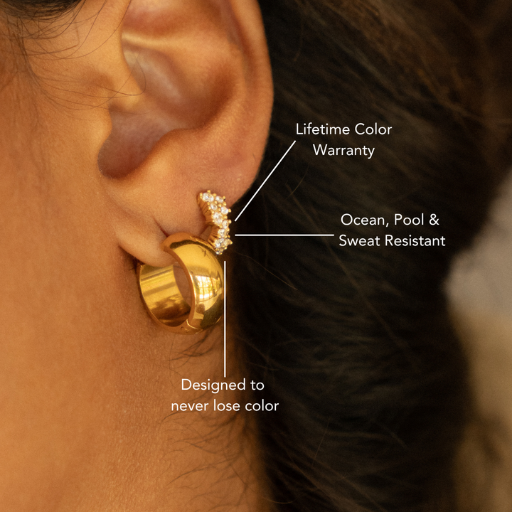Goldene Damen Huggie Creolen mit Zirkonia, aus wasserdichtem Edelstahl gefertigt, ideal als eleganter Alltagsschmuck.
