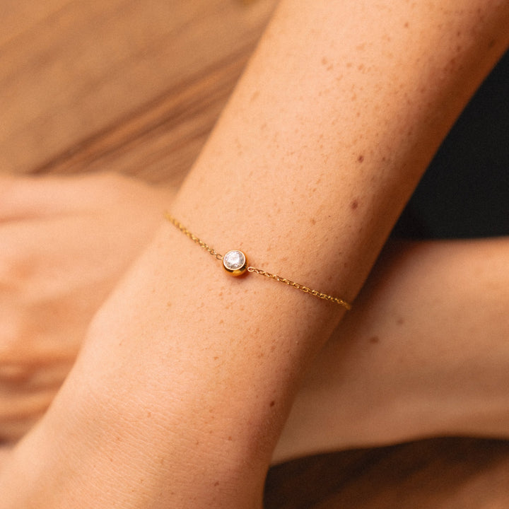 Geschenkidee: Wasserfestes Damen Armband in Gold aus Edelstahl mit Zirkon. Elegant & verstellbar für jede Handgelenksgröße.