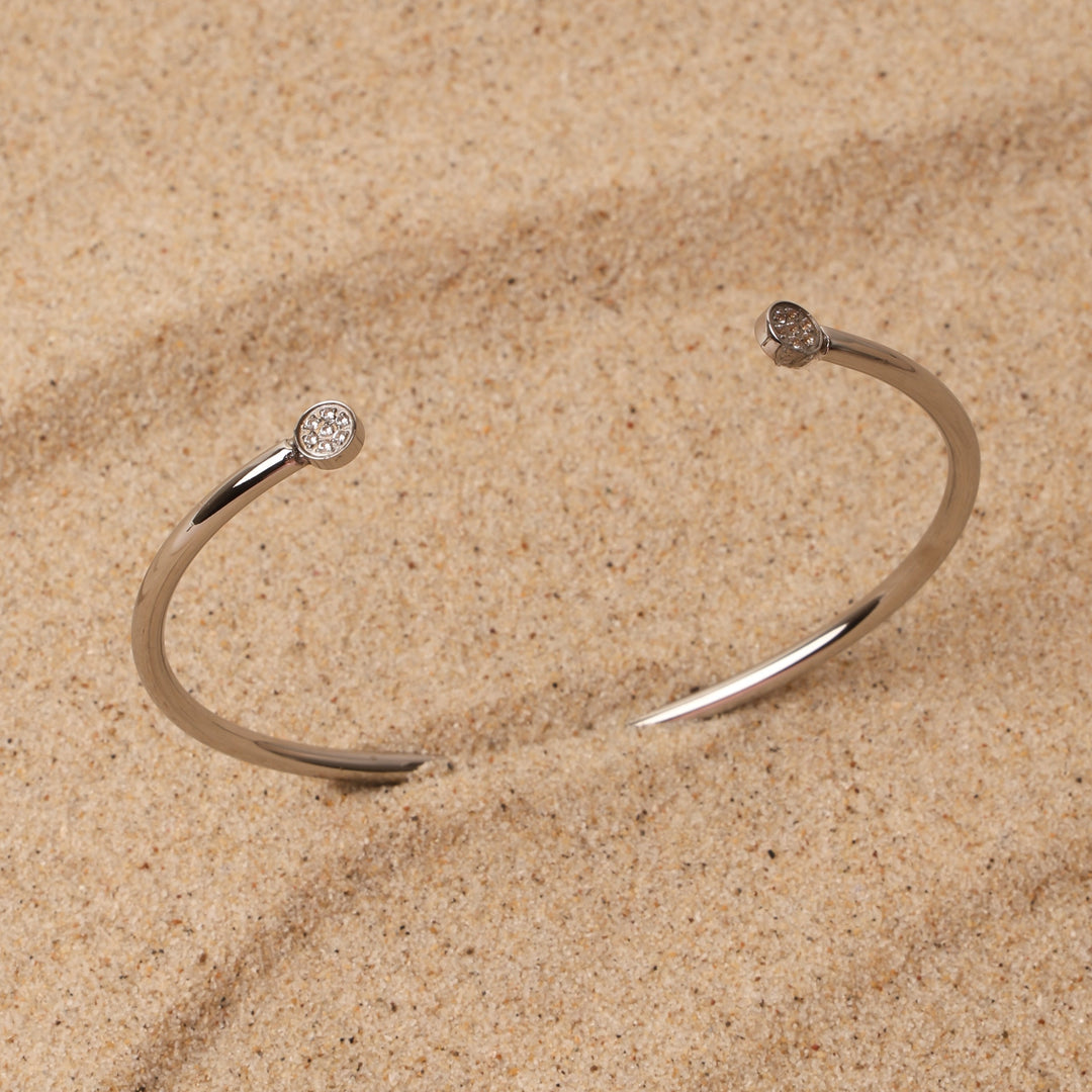 Damen Goldarmreif am Handgelenk: Eleganter, wasserfester Armreif mit Zirkonia, stilvoll und angenehm zu tragen.