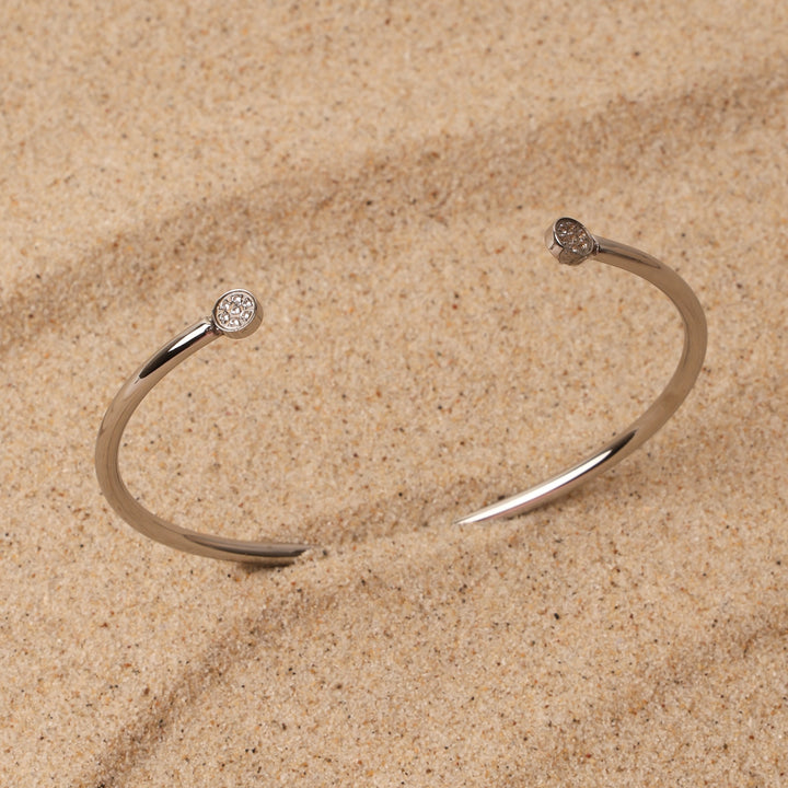 Damen Goldarmreif am Handgelenk: Eleganter, wasserfester Armreif mit Zirkonia, stilvoll und angenehm zu tragen.