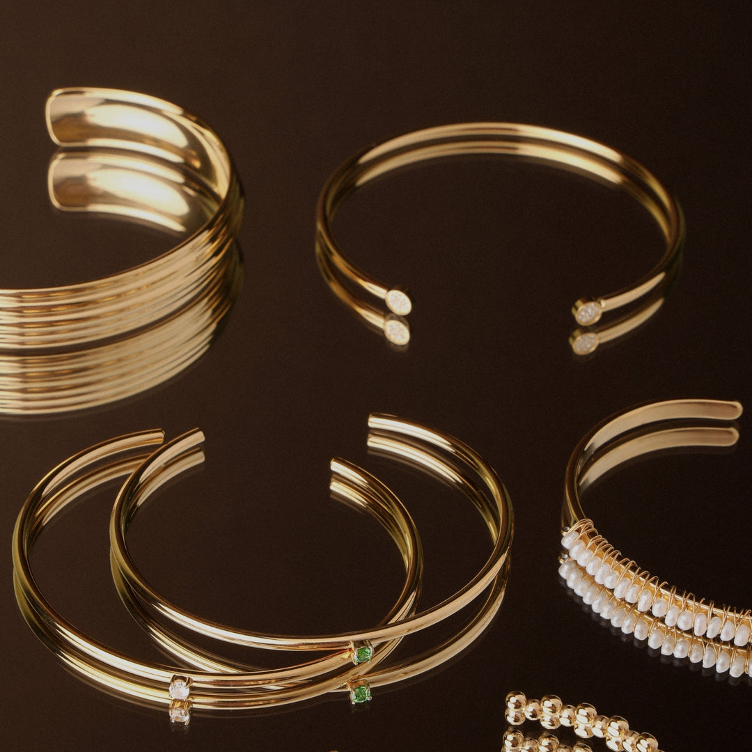 Luxuriöser verstellbarer Goldarmreif mit Zirkonsteinen, aus langlebigem Edelstahl, elegant und wasserfest.