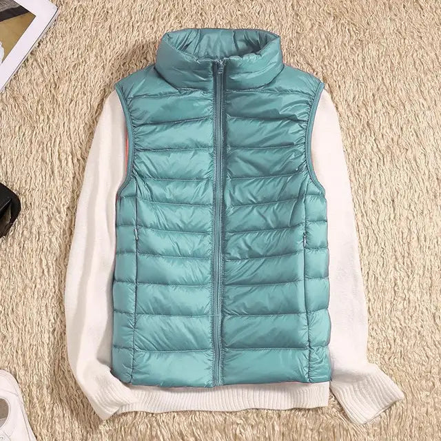Moderne Damen Steppweste, leicht & figurbetont, mit Stehkragen & Reißverschluss. Ideal für Outdoor & Freizeit.
