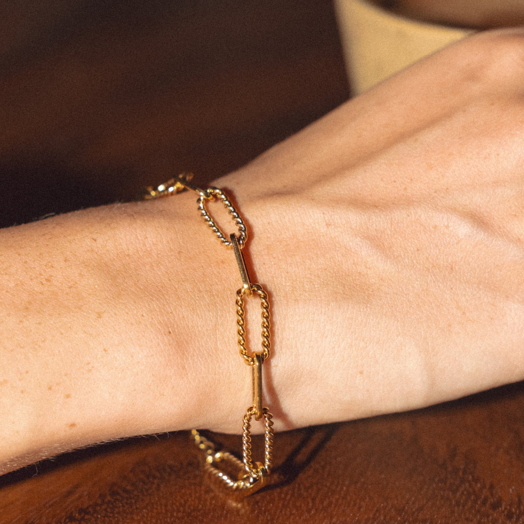 Modisches Damen Paperclip Armband in Gold aus breitem, wasserfestem Edelstahl; leicht verstellbares Schmuckstück.
