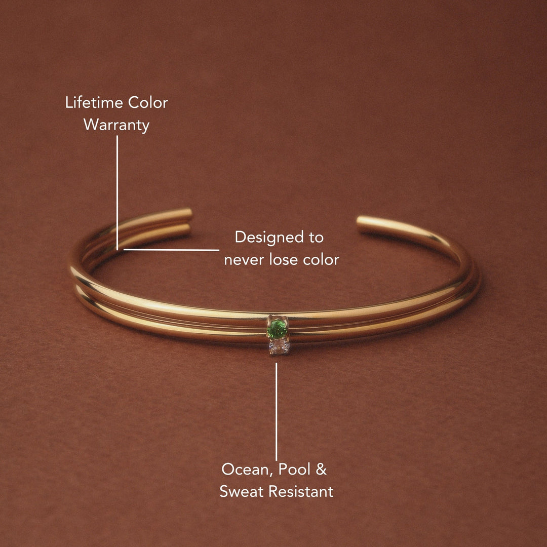 Eleganter Damen-Armreif aus hypoallergenem Edelstahl in Silber, verstellbar, mit funkelndem Zirkon als Schmuck.