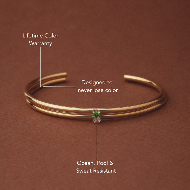 Eleganter Damen-Armreif aus hypoallergenem Edelstahl in Silber, verstellbar, mit funkelndem Zirkon als Schmuck.