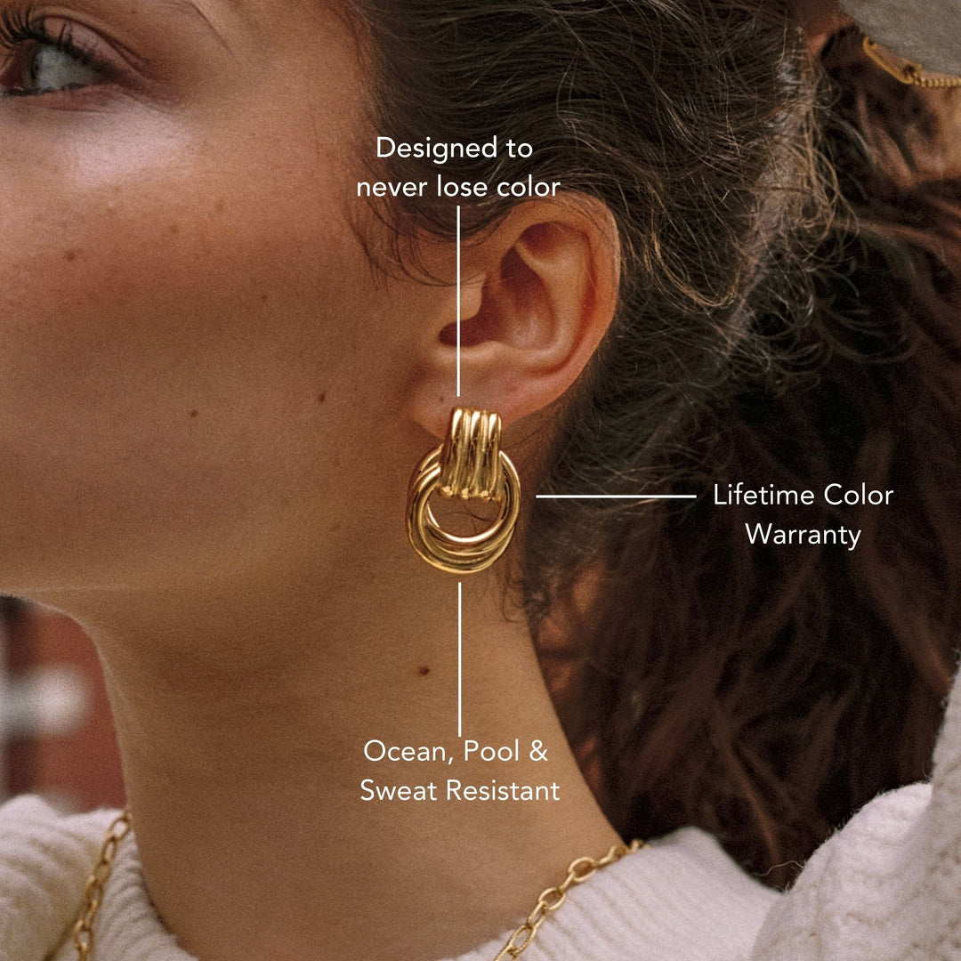 Alltags-taugliche, wasserdichte Gold Creolen für Damen. Chunky Edelstahl-Ohrringe, hypoallergen & elegant.