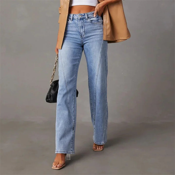 Moderne Damen Bootcut-Jeans in Blau, von einem Model getragen. Eine bequeme und elegante Hose für den Sommer.