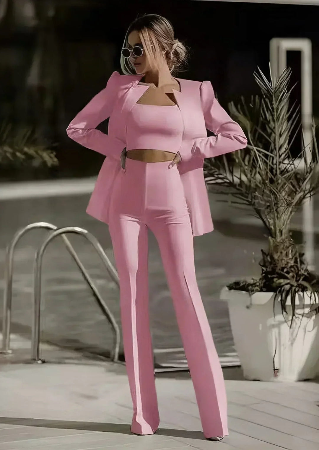 Vielseitiges Damen Frühlings-/Sommer-Outfit: Moderner Blazer, Top & Rock für elegante Freizeit & Business-Looks.