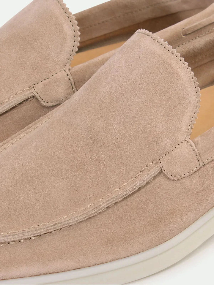 Eleganter beiger Slip-on Loafer für Herren, klassisch und komfortabel, vielseitiger Business- und Freizeitschuh.