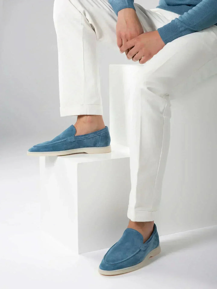 Luxuriöser ozeanblauer Loafer für Herren. Elegante, flache Schuhe, ideal für stilvolle Business- & Freizeit-Outfits.