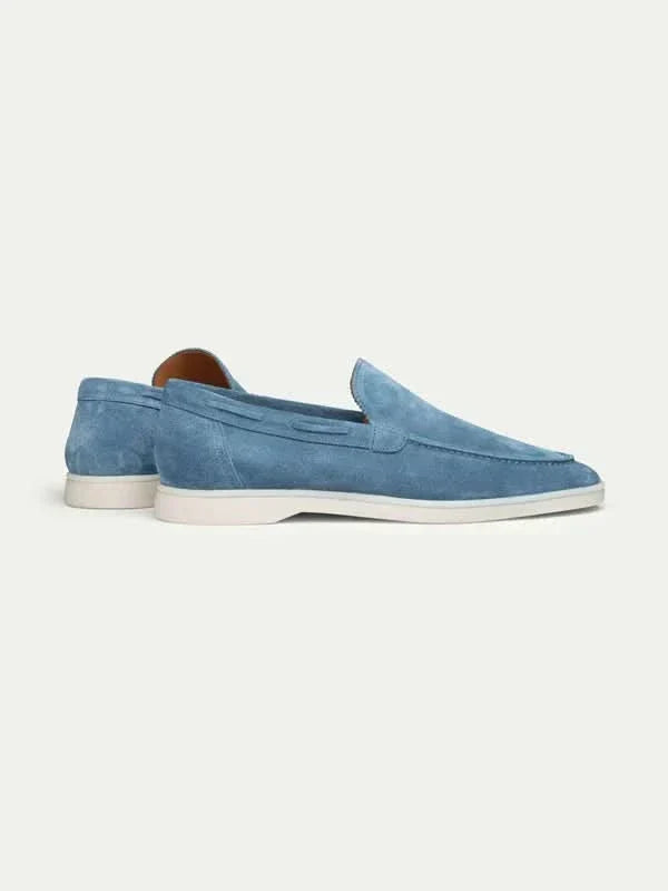 Moderner & bequemer Herren-Loafer in tiefem Ozeanblau. Ein vielseitiger Sommerschuh für elegante Anlässe.