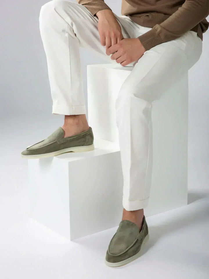 Olivgrüne Herren-Loafer. Klassische, handgemachte italienische Schuhe für eleganten Komfort.