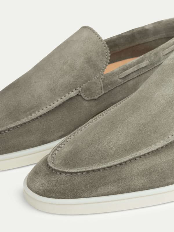Stilvolle olivgrüne Herrenschuhe, klassische Loafer. Perfekt als bequeme Freizeitschuh- oder Sommerschuh-Option.