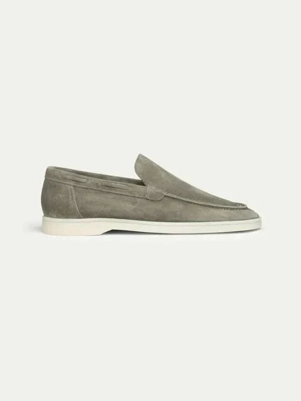 Herren Klassische olivgrüne Loafer. Bequeme, stilvolle italienische Freizeitschuhe für den Sommer.