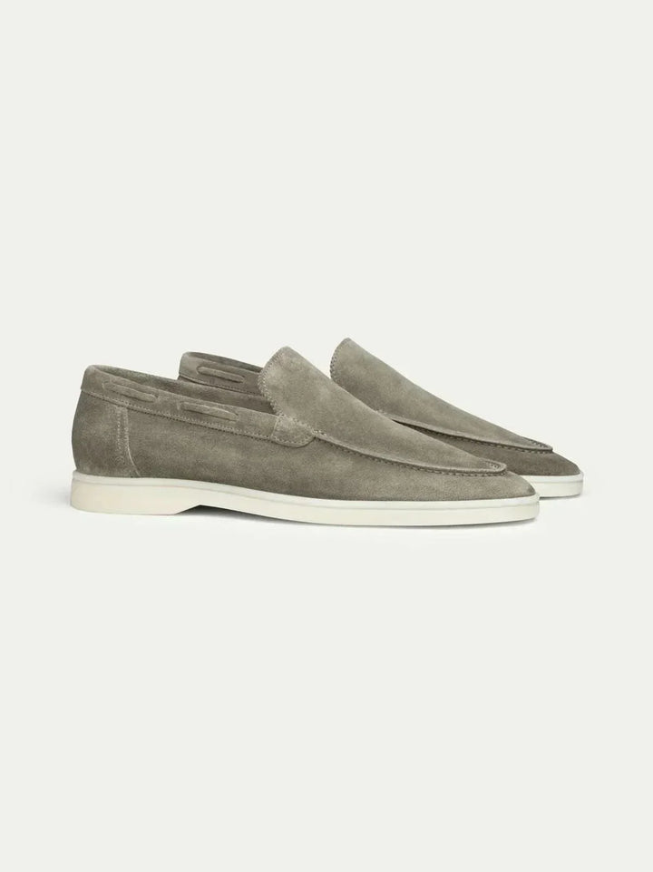 Bequeme, elegante Herrenloafer in Olivgrün. Handgemachte klassische Sommerschuhe für stilbewusste Männer.