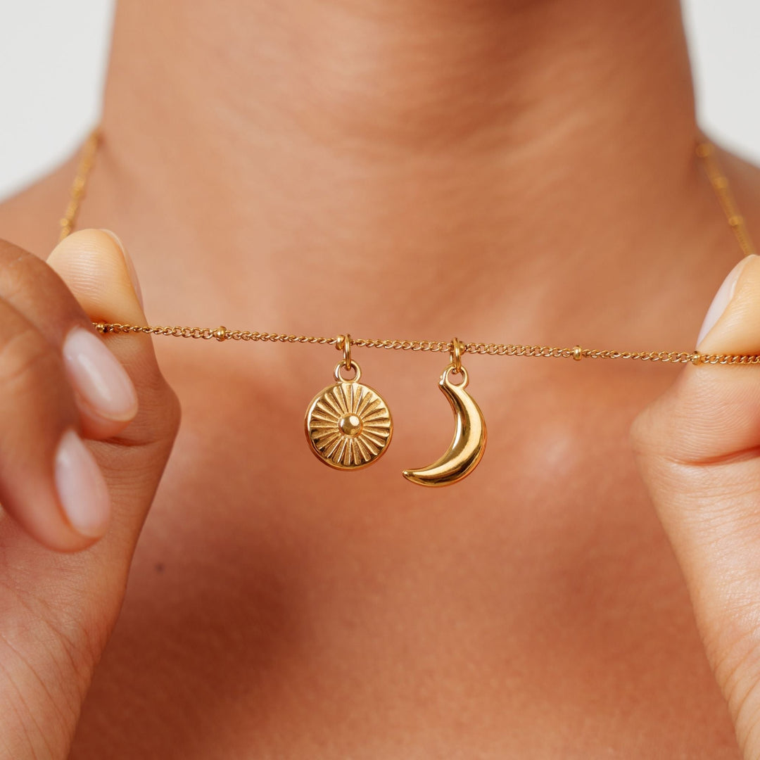 Elegante Damen Goldene Sonne Mond Halskette aus wasserfestem Edelstahl, minimalistisch & edel.