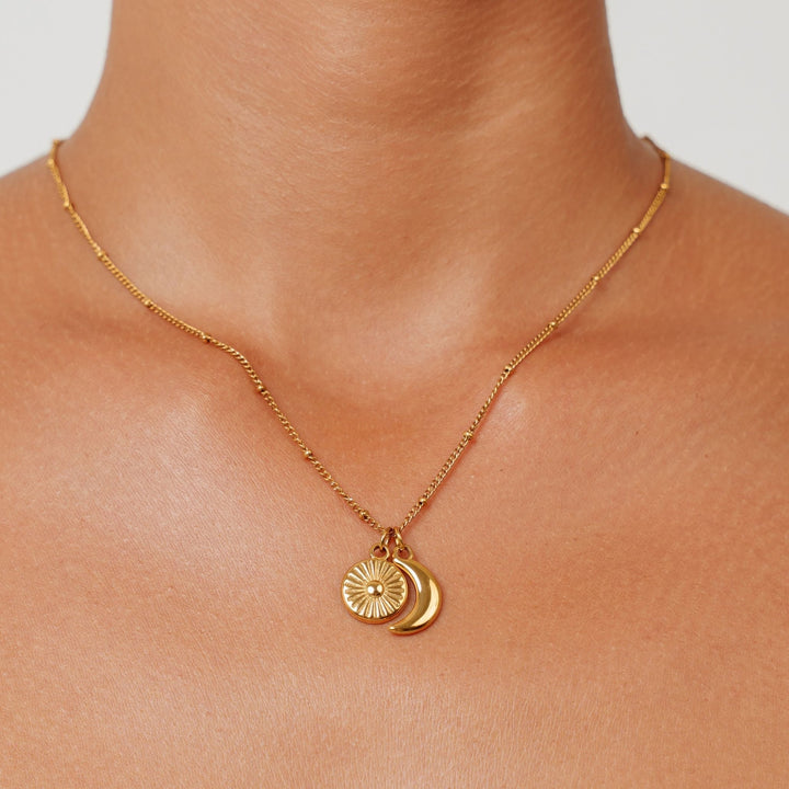 Damen Halskette mit Sonne-Mond-Anhänger in Gold, aus wasserfestem Edelstahl gefertigt.