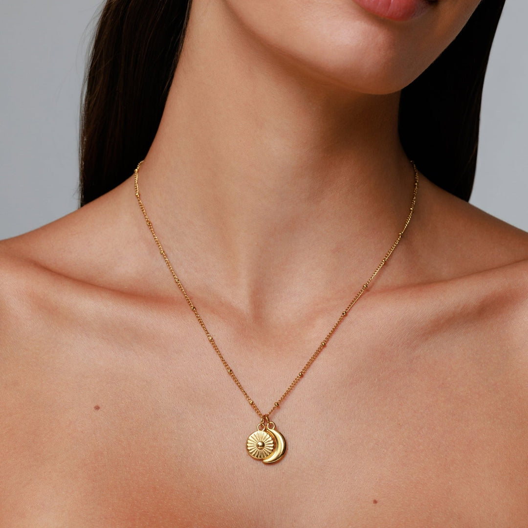Wasserfeste Damen Halskette Gold Sonne Mond, eleganter Edelstahl Schmuck mit Anhänger.