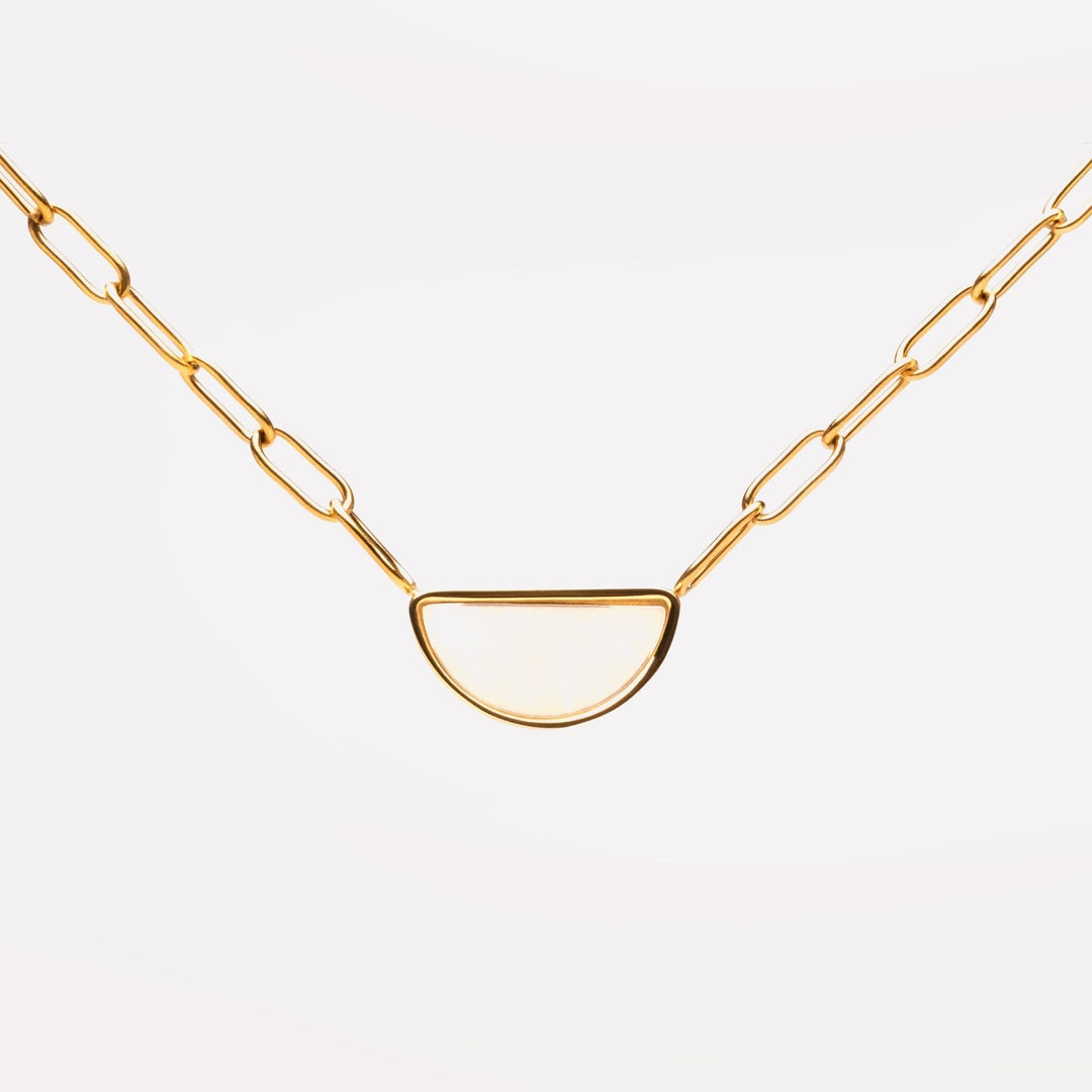 Damen Choker Halskette goldfarben mit elegantem Perlmutt Anhänger. Modernes, wasserfestes Damenschmuckstück.