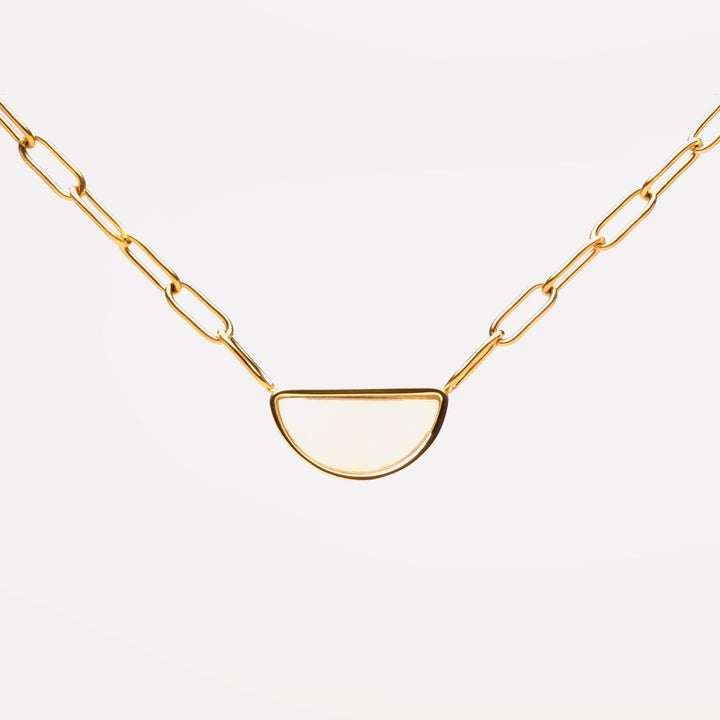 Damen Choker Halskette goldfarben mit elegantem Perlmutt Anhänger. Modernes, wasserfestes Damenschmuckstück.