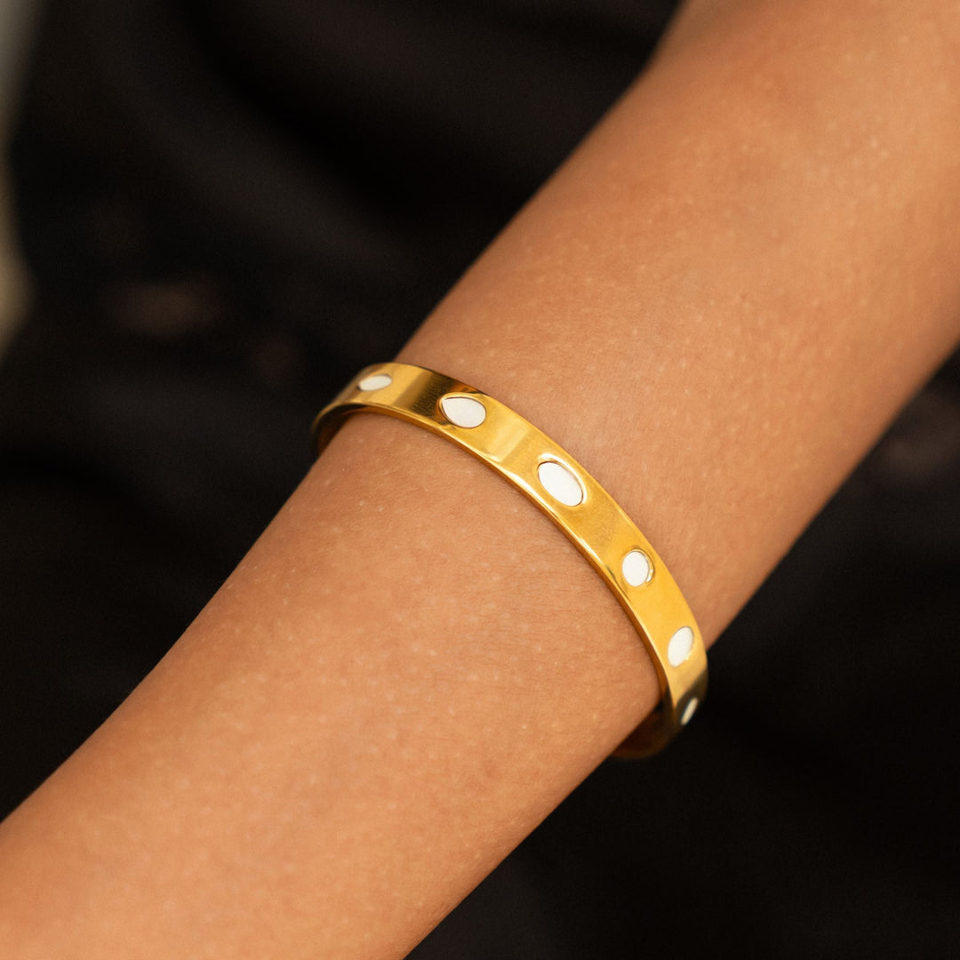 Damen Gold Armreif mit Perlmutt-Inlay, wasserfest & hypoallergen. Eleganter Schmuck für Frauen.