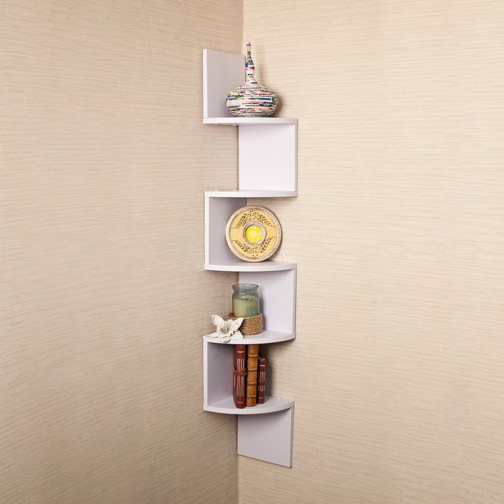 Platzsparendes Eckregal mit Zickzack-Design, perfekt für kleine Wohnzimmer oder Büros.