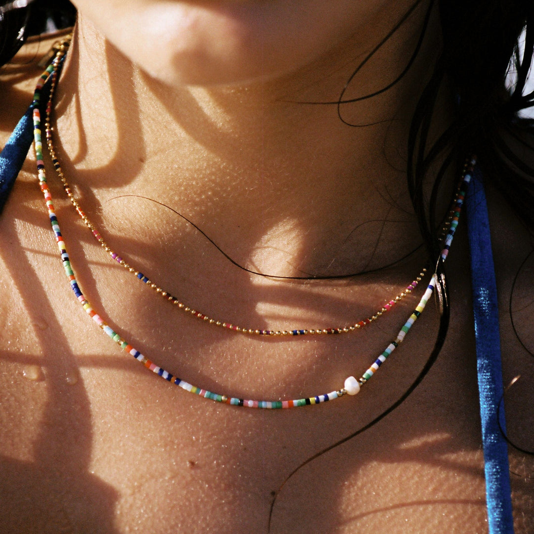 Modischer bunter Perlen Choker mit Goldakzenten. Süßwasserperlen und wasserfeste Qualität für Damen.