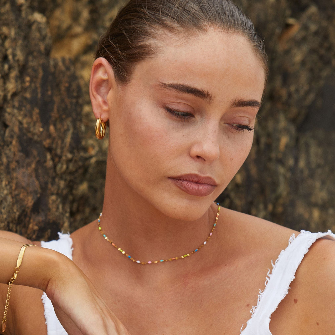 Detail der bunten Regenbogen Choker Halskette mit goldfarbenem Verschluss, wasserfest.