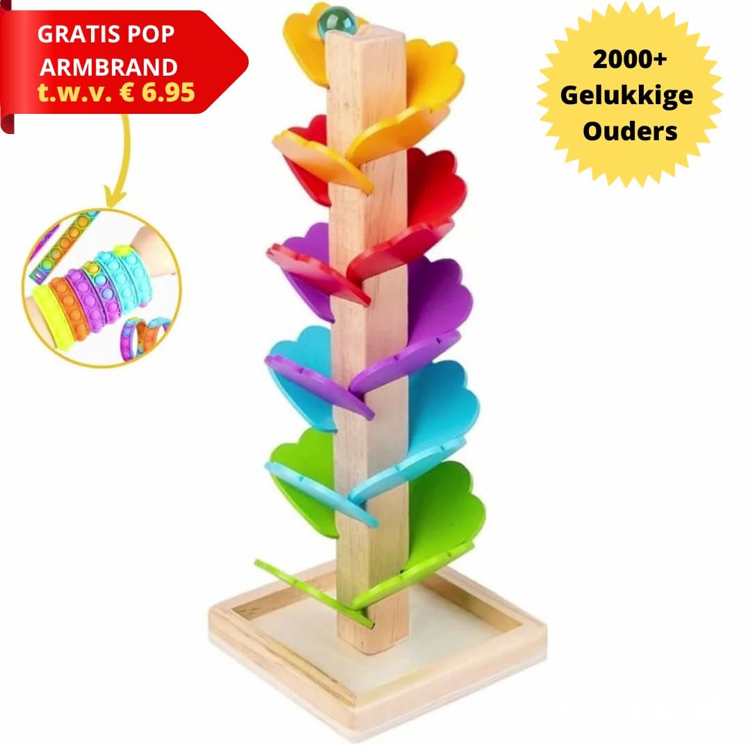 Glückliches Kind spielt mit musikalischem Holz-Klangbaum, lernt spielerisch, fördert Kreativität.