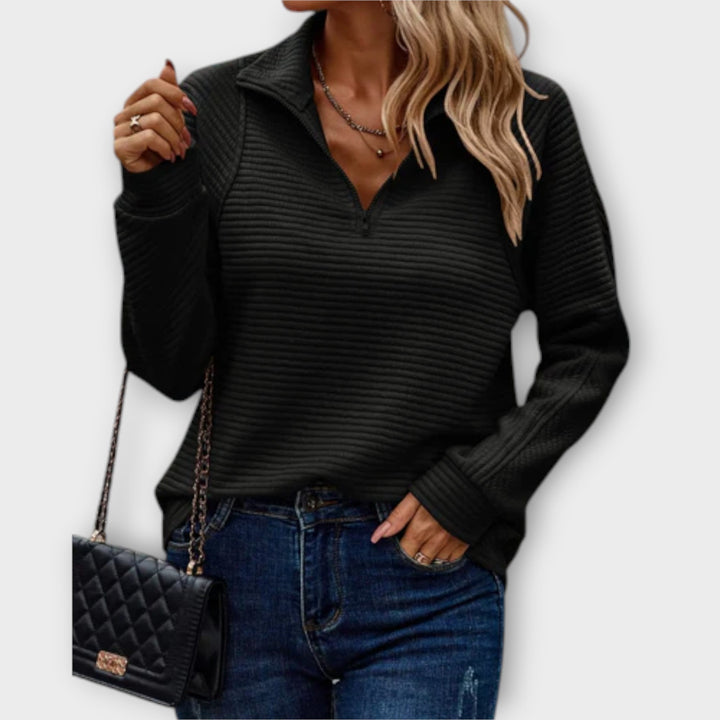 Nahaufnahme eines bequemen Damen Strickpullovers mit offenem Reißverschluss & V-Ausschnitt.