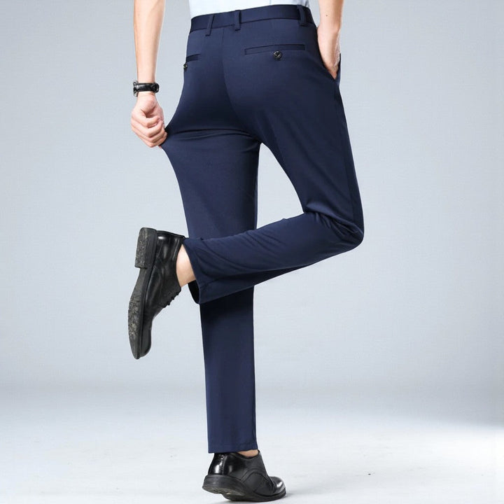 Vielseitige dunkelgraue Herren-Hose mit Stretchanteil; elegant, bequem & formstabil für jede Gelegenheit.