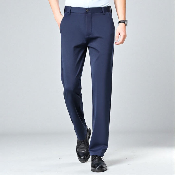 Nahaufnahme der grauen Herren-Stretchhose; hochwertiges, dehnbares Material & feine Textur.