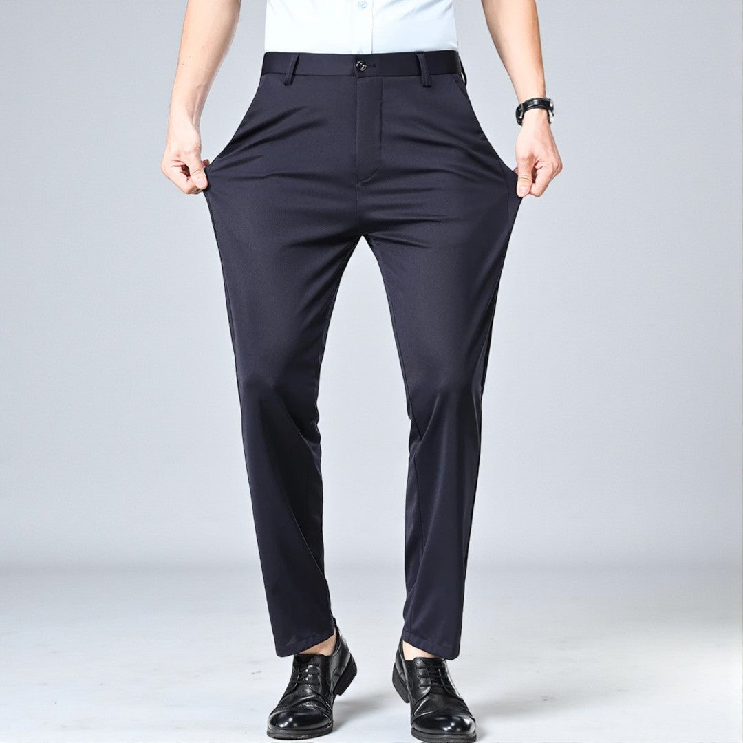Schwarze Herren-Stretchhose kombiniert mit Hemd; ideal für einen smart-casual oder Business-Look.