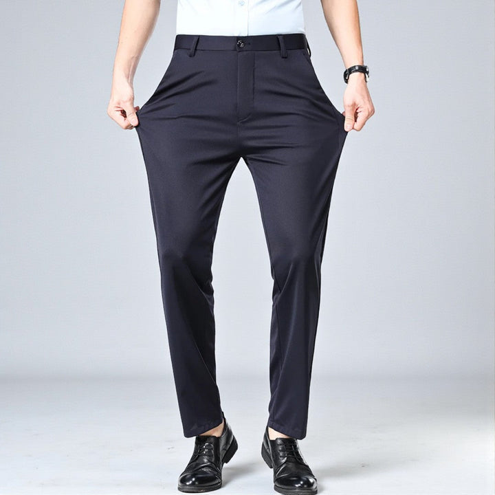 Schwarze Herren-Stretchhose kombiniert mit Hemd; ideal für einen smart-casual oder Business-Look.