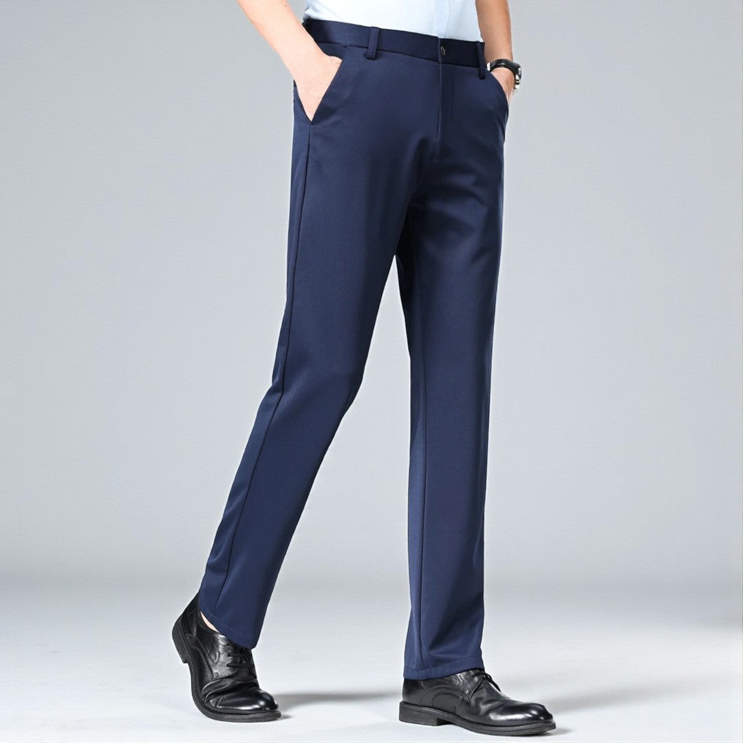 Strapazierfähige Herren-Stretchhose in Marineblau; pflegeleicht, knitterarm & optimaler Sitz.