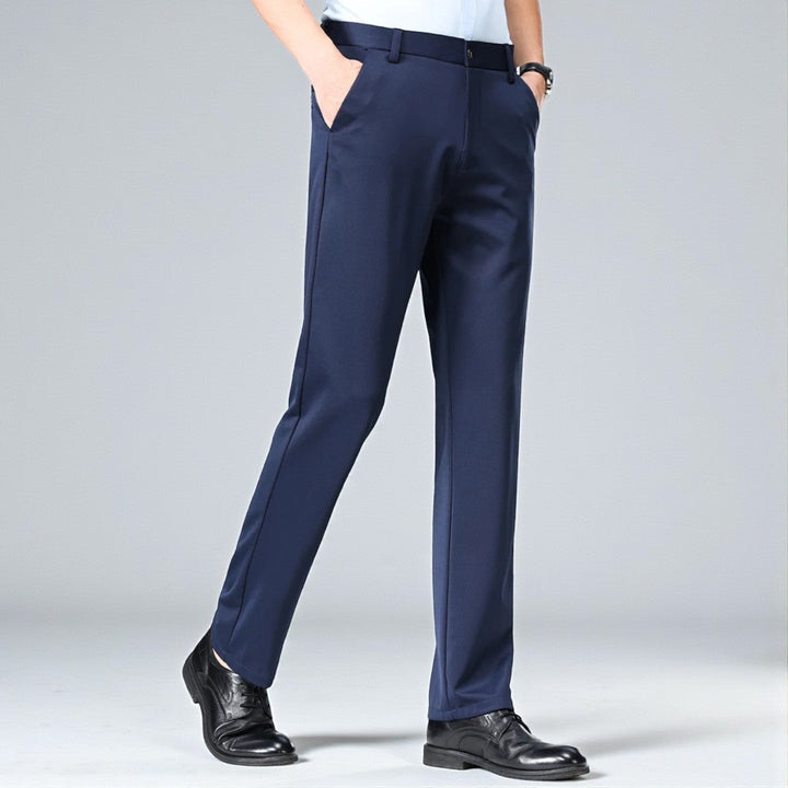 Strapazierfähige Herren-Stretchhose in Marineblau; pflegeleicht, knitterarm & optimaler Sitz.