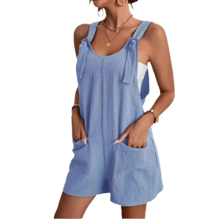 Rückansicht des bequemen Damen Sommer-Jumpsuits mit lockerem Schnitt für Freizeit & warme Tage.