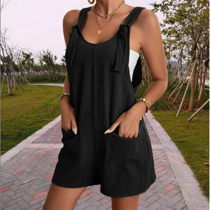 Detailansicht der praktischen Seitentaschen am lockeren Damen Sommer-Jumpsuit, modisch & bequem.