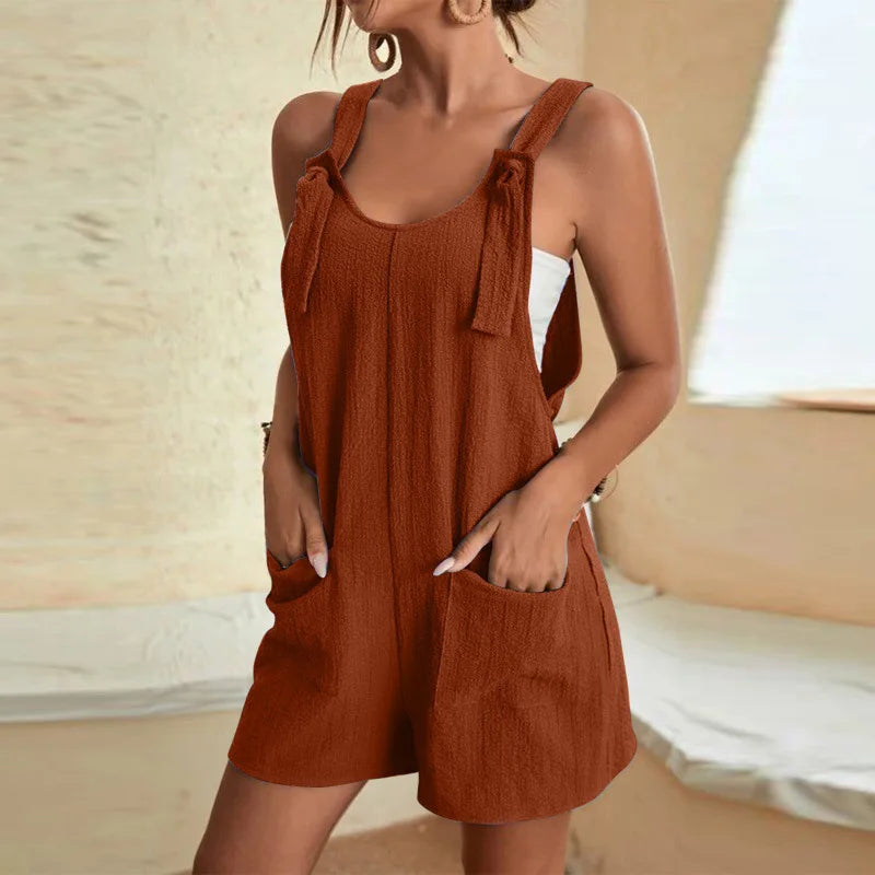 Ganzkörperansicht des modischen Damen Sommer-Jumpsuits, perfekt für lässige Freizeit-Looks.