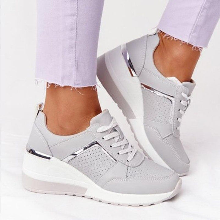 Komfortabler Damensneaker mit niedrigem Absatz, ideal als bequemer Freizeitschuh für lange Spaziergänge.