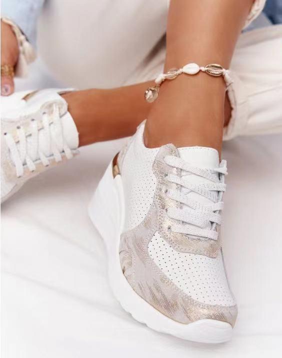 Seitenansicht des Damensneakers, betont das stylische Design. Komfortable Freizeitschuhe für jede Gelegenheit.