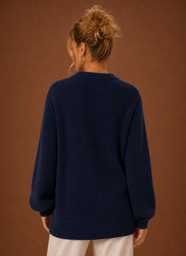 Detailaufnahme: Hochwertige Strickjacke mit V-Ausschnitt, weicher Strickstoff & Knöpfe. Damenmode.