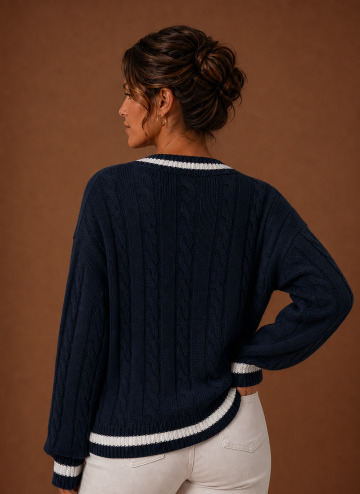 Klassischer Damen Zopfstrickpullover mit V-Ausschnitt; hochwertige Strickmode; perfekt für kalte Tage.