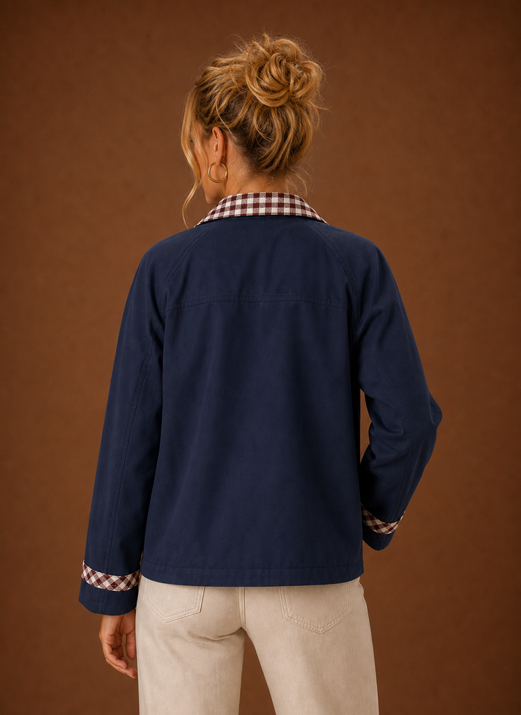 Robuste Damen Fieldjacke mit kariertem Kragen, perfekt für Outdoor-Abenteuer & Stadt.