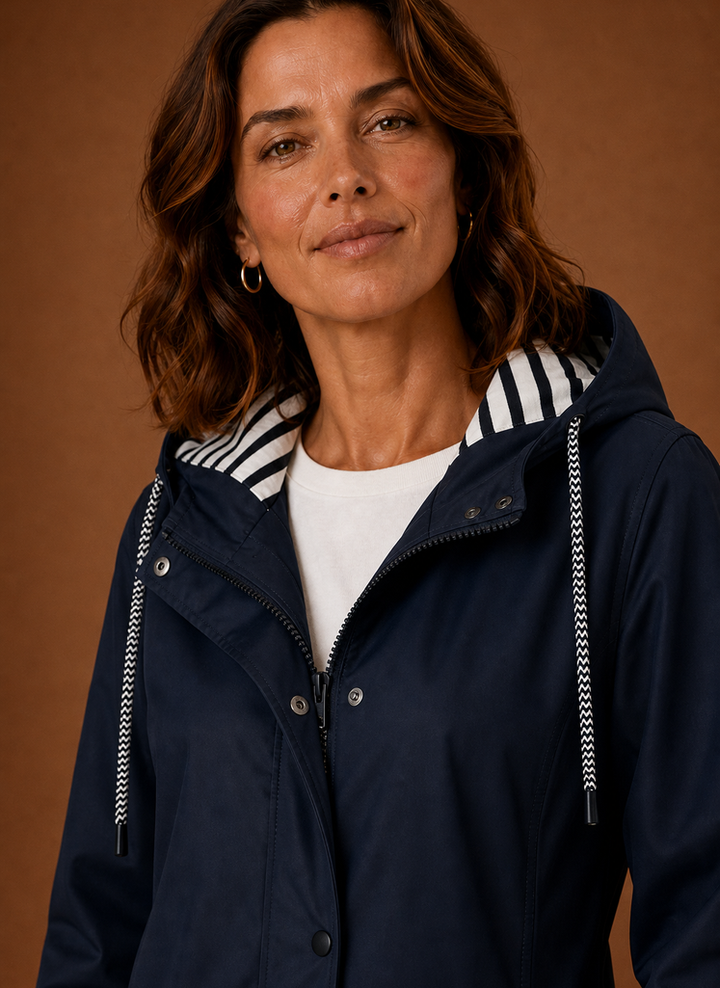 Modischer Damen Business-Trenchcoat mit Kapuze in Marineblau. Eleganter Auftritt.