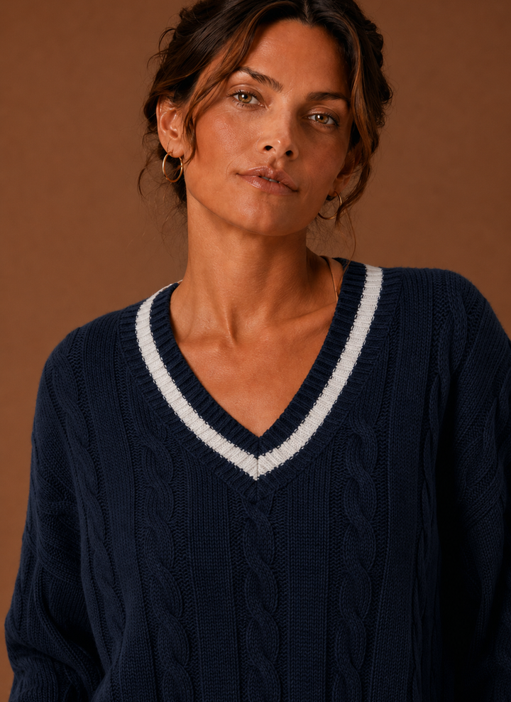 Warmer Damen Zopfstrickpullover mit V-Ausschnitt; gemütlicher Strick für Komfort & Stil im Herbst/Winter.