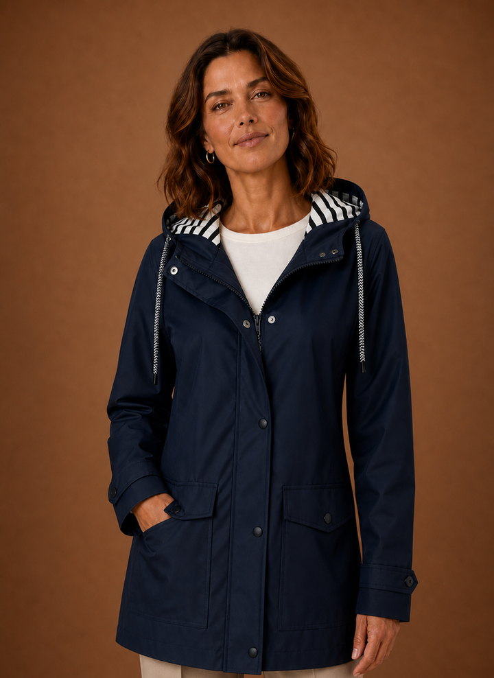 Stilvoller Damen Herbstmantel mit Kapuze in Marineblau. Perfekt für kühle Tage.