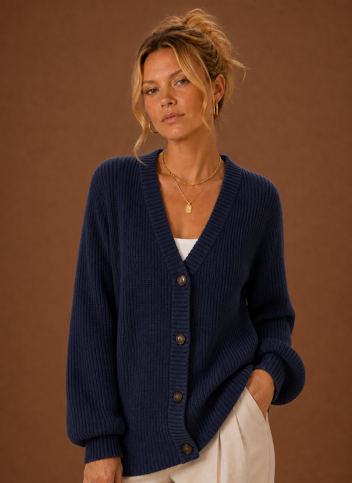 Grüne Damen Strickjacke mit V-Ausschnitt & Knopfleiste. Modische Strick-Oberbekleidung für Übergangstage.