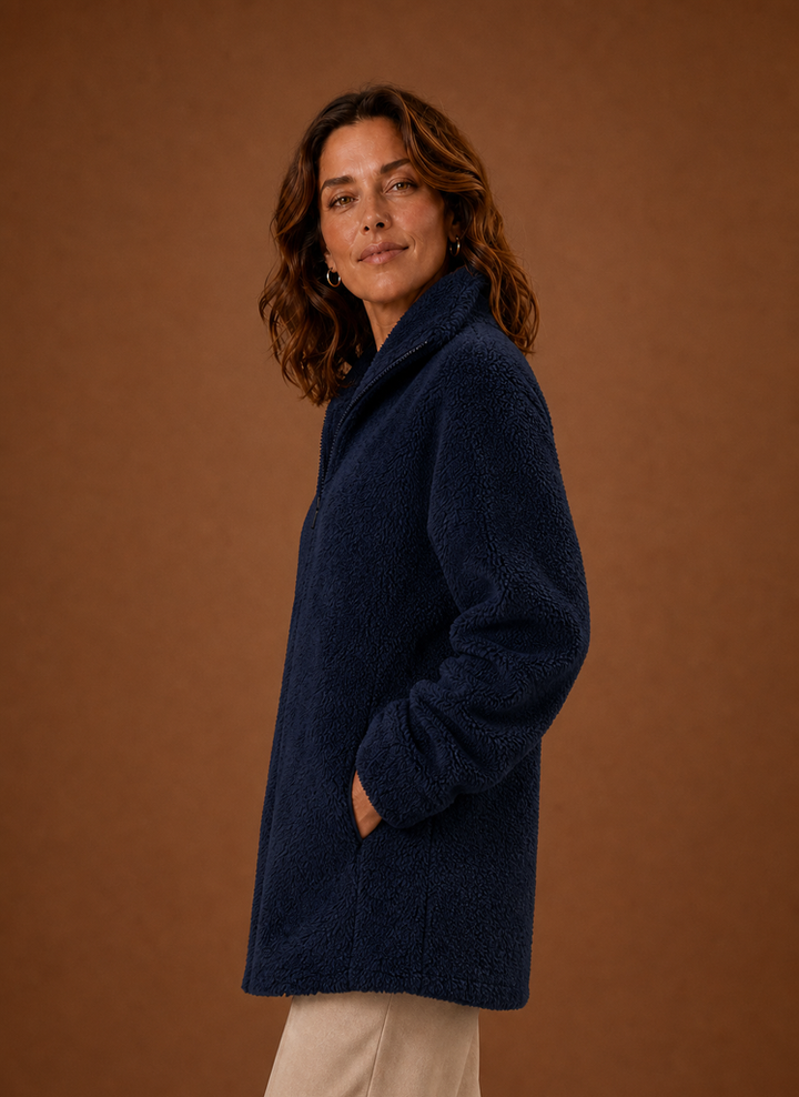 Hellgraue Damen Fleecejacke, vielseitig kombinierbar, warm & stilvoll für Freizeit.